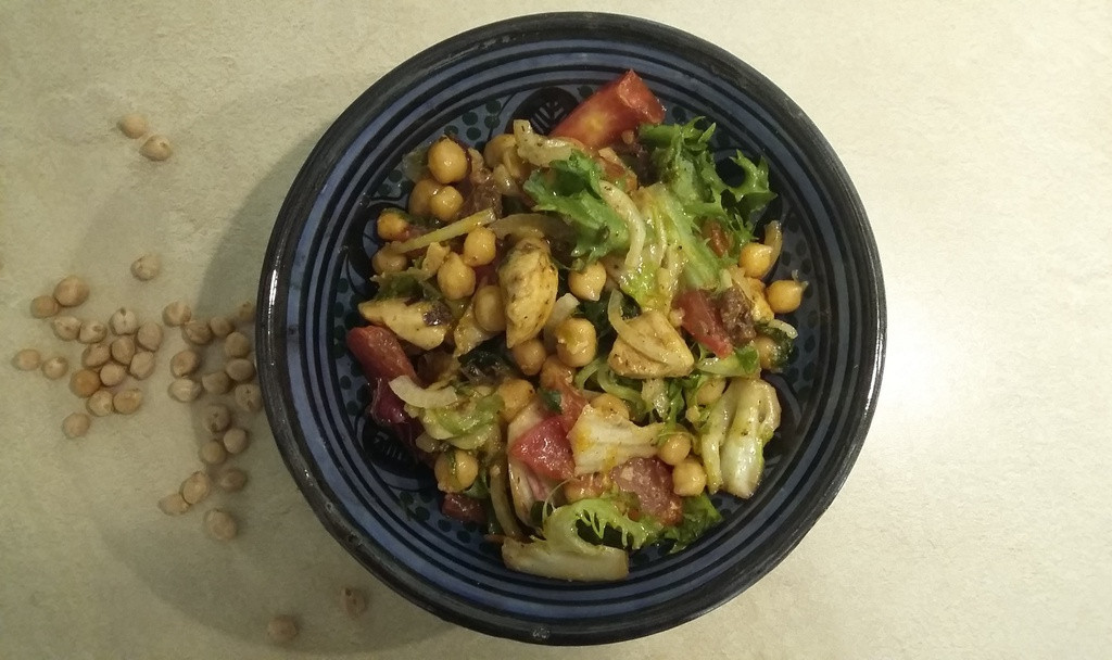 salatka_z_kurczakiem_i_ciecierzyca