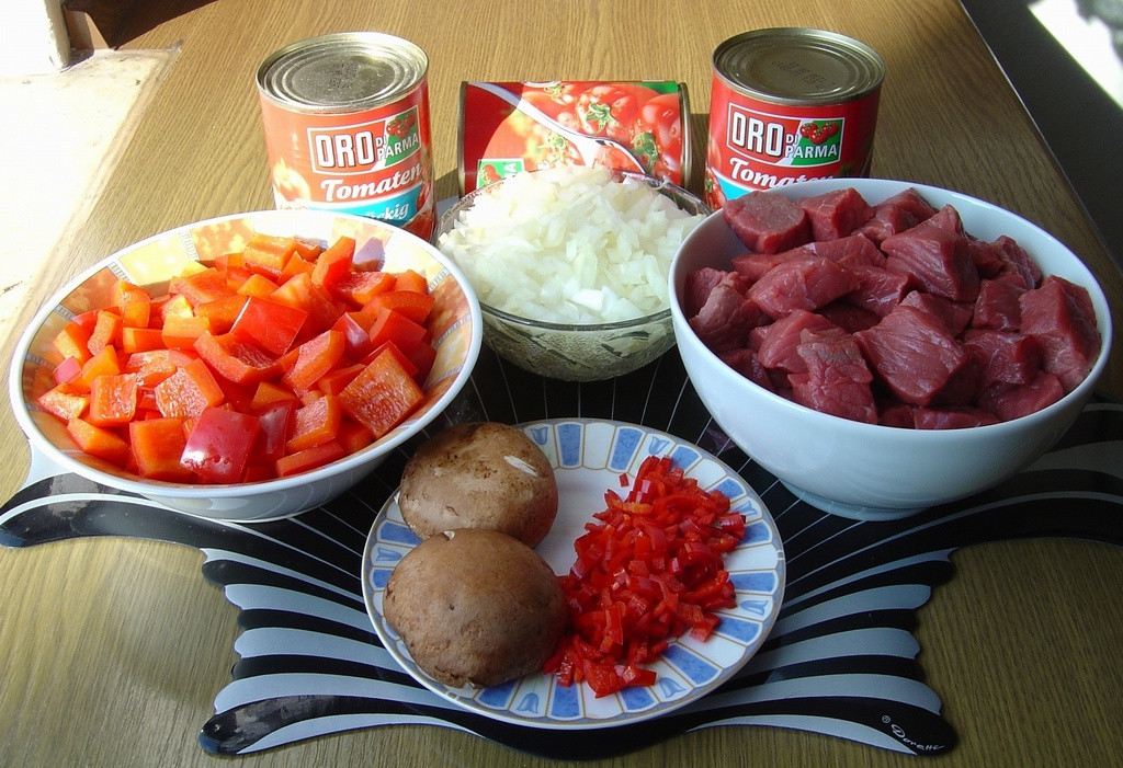 pikantna_zupa_gulaszowa_z_pieczarkami