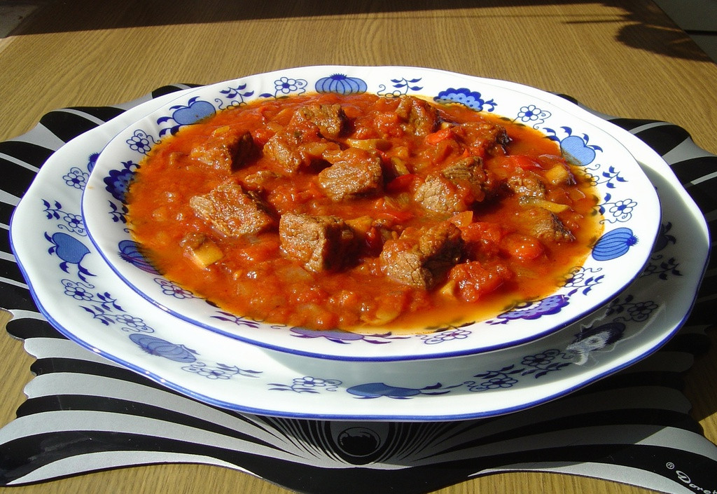 Pikantna Zupa Gulaszowa z Pieczarkami