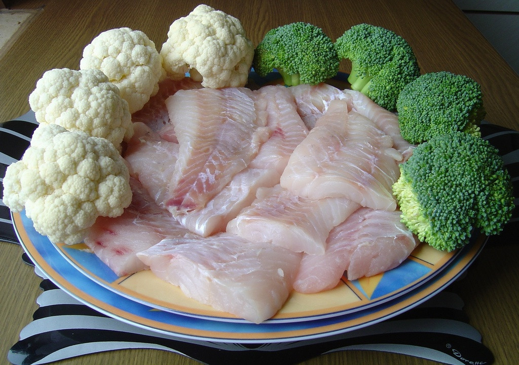 karmazyn_zapiekany_z_brokulami_i_kalafiorem