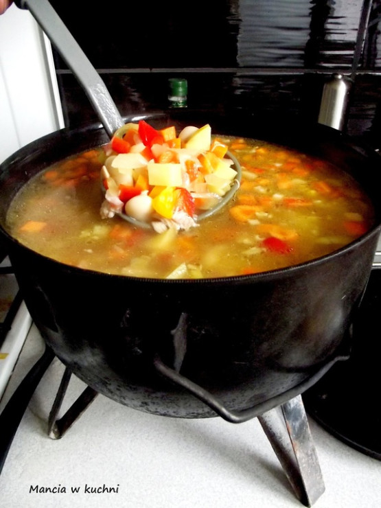 fasolka_z_kociolka_na_ogniu