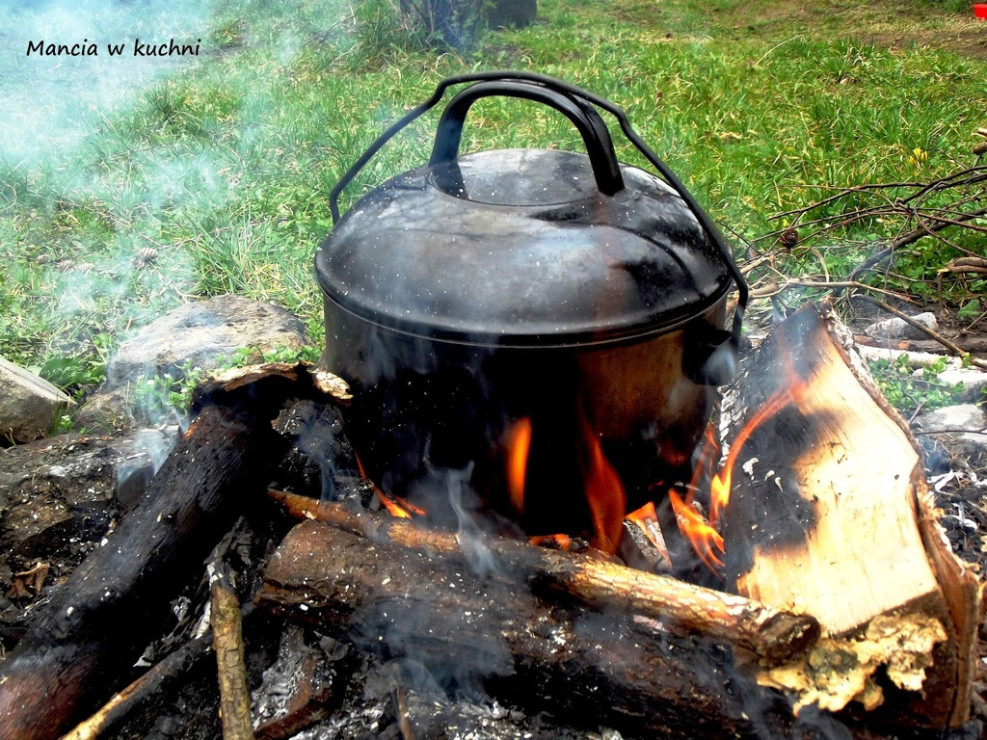 fasolka_z_kociolka_na_ogniu