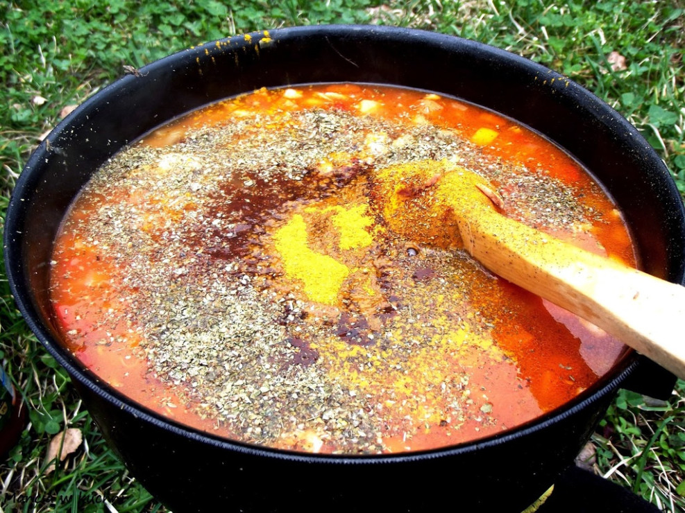 fasolka_z_kociolka_na_ogniu