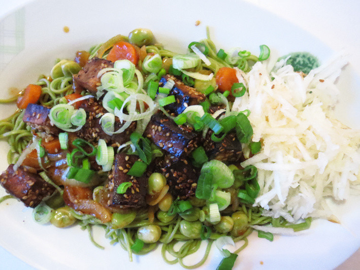 Stir fry z makaronem z zieloną herbatą