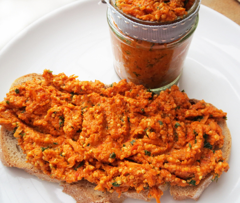 Wegański paprykarz z kaszą jaglaną