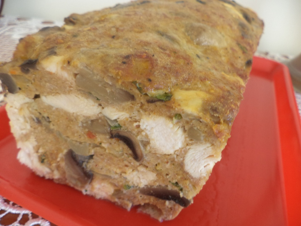 Pieczeń wieprzowo- drobiowa z pieczarkami