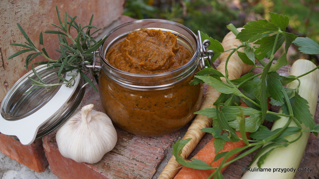 Domowa warzywna pasta bulionowa