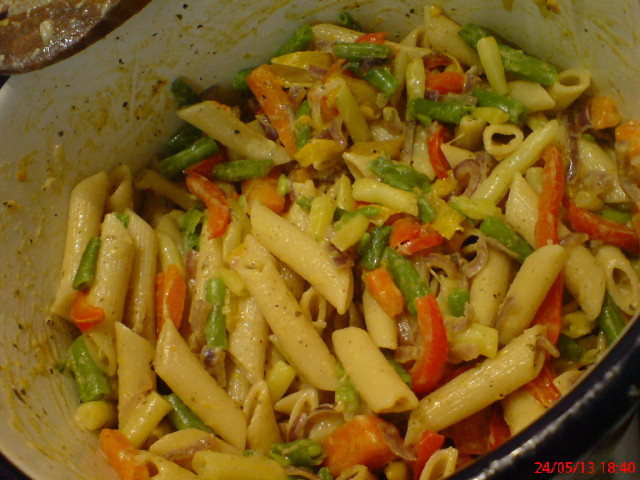 makaron_rurki_z_warzywami_z_patelni