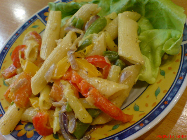 Makaron rurki z warzywami z patelni