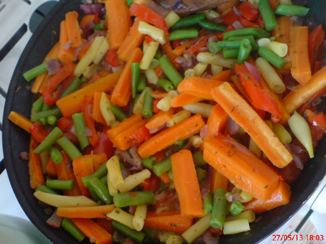 makaron_rurki_z_warzywami_z_patelni