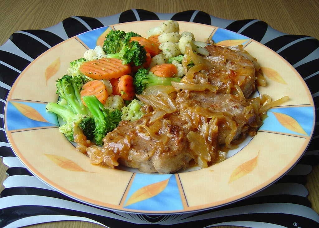 Medaliony Wieprzowe z Podsmażaną Cebulką