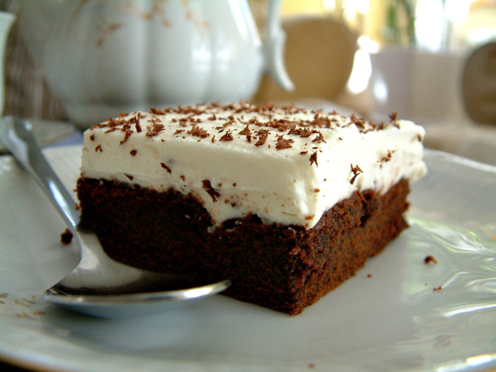 Czekoladowe Brownie otulone śmietankowym kremem z Ricottą