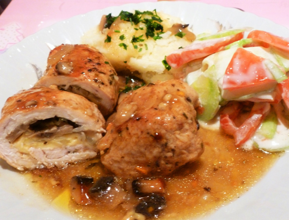 Roladki z indyka w sosie z pieczarkami i cebulą