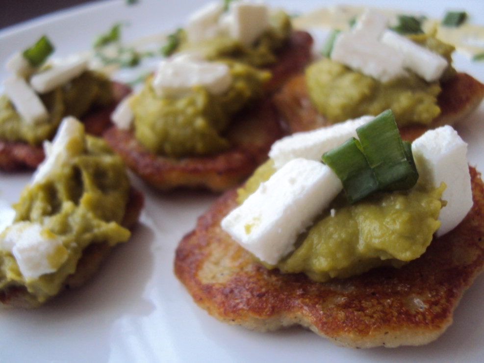 Placuszki z dipem groszkowym, fetą w winnym sosie