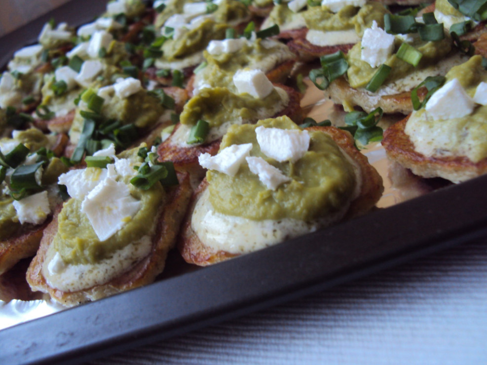 placuszki_z_dipem_groszkowym_feta_w_winnym_sosie