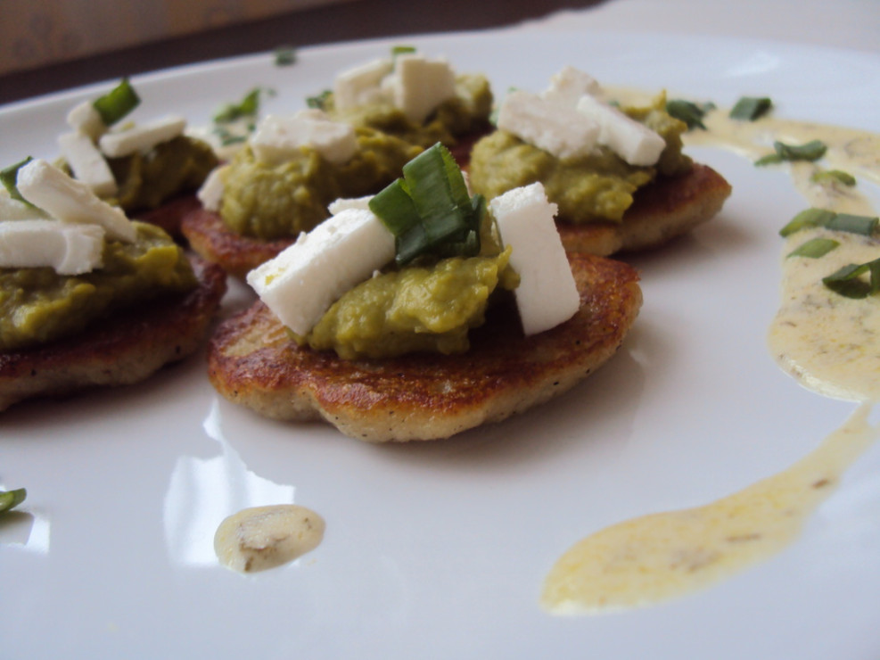 placuszki_z_dipem_groszkowym_feta_w_winnym_sosie