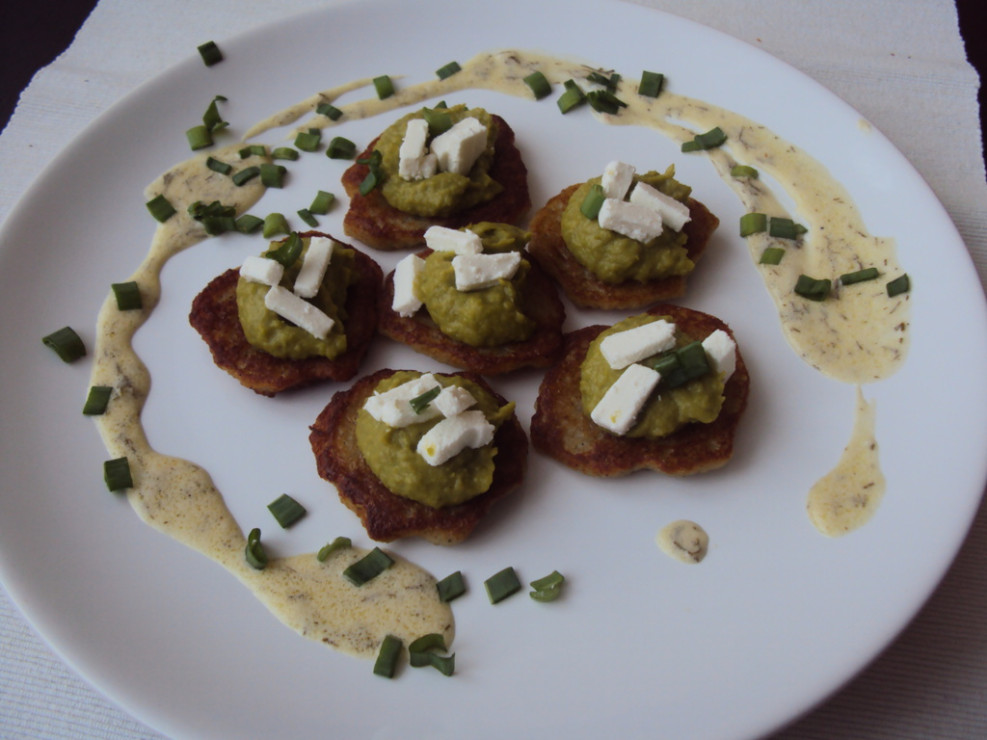 placuszki_z_dipem_groszkowym_feta_w_winnym_sosie