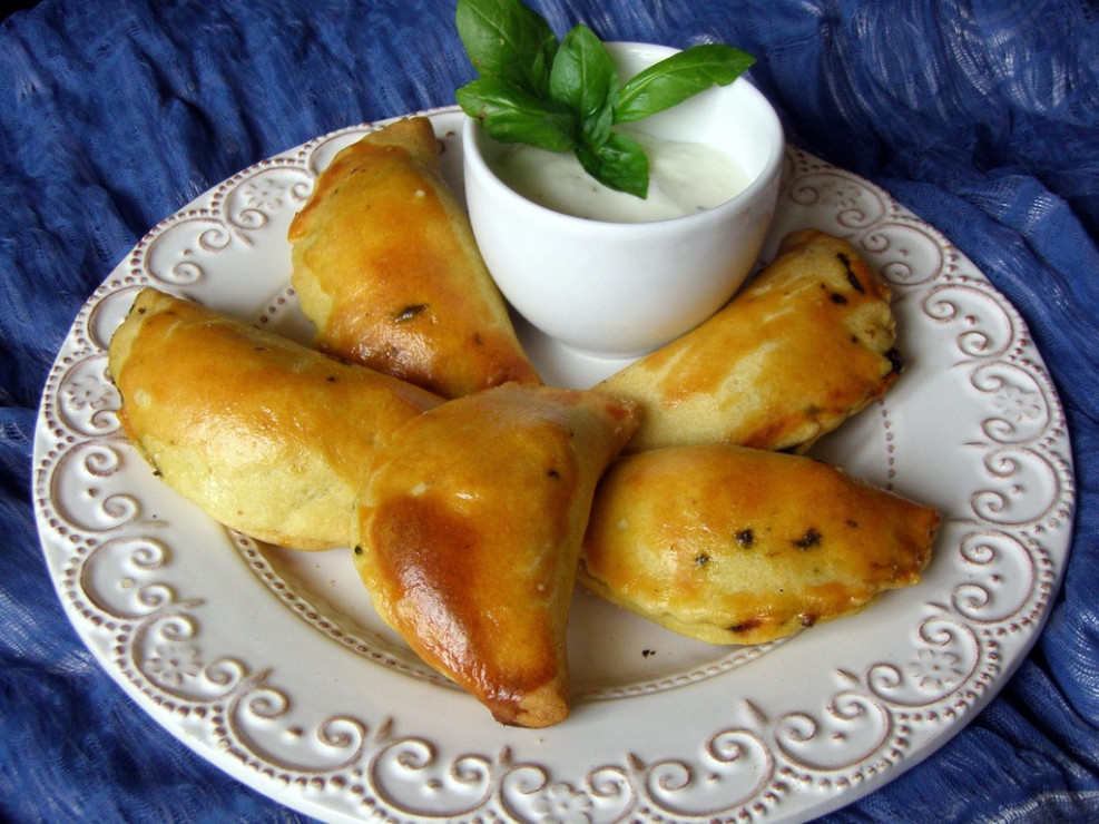 Pieczone pierogi ze szpinakiem i suszonymi pomidorami