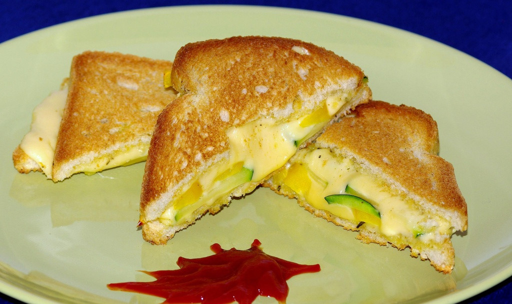 Tosty z warzywami i serem