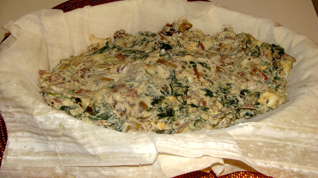 zapiekanka_w_ciescie_filo_z_suszonymi_pomidorami_wedzona_szynka_i_serem_ricotta