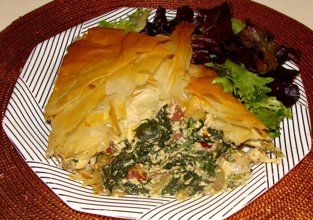 Zapiekanka w cieście filo z suszonymi pomidorami, wędzoną szynką i serem ricotta