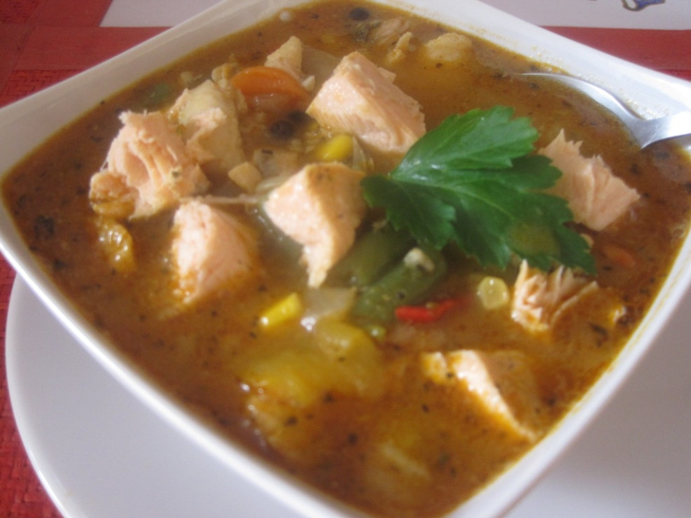 Pikantna zupa rybna z ryb mieszanych i warzyw