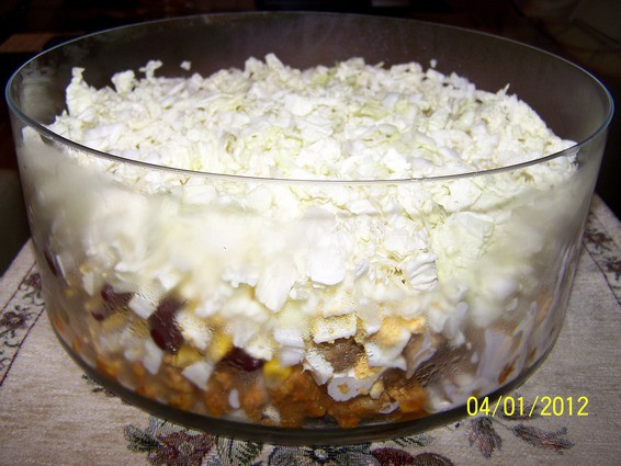 Sałatka warstwowa z mięsem i pieczarkami