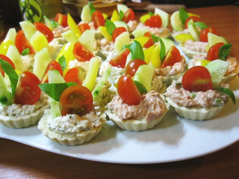 Czosnkowo-ziołowe babeczki z pastą drobiową i tuńczykową
