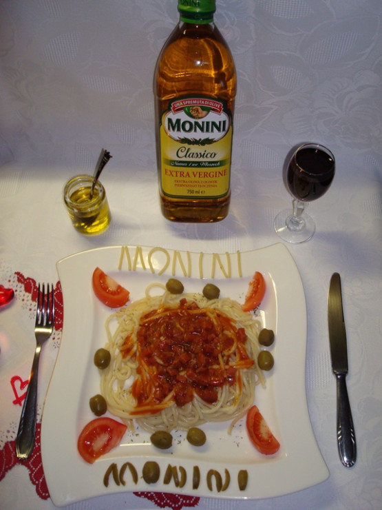 Spaghetti z podsmażaną kiełbaską i sosem pomidorowym