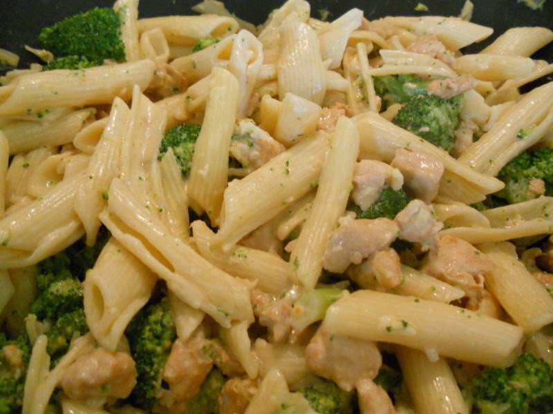 Makaron penne z brokułami w sosie śmietanowym