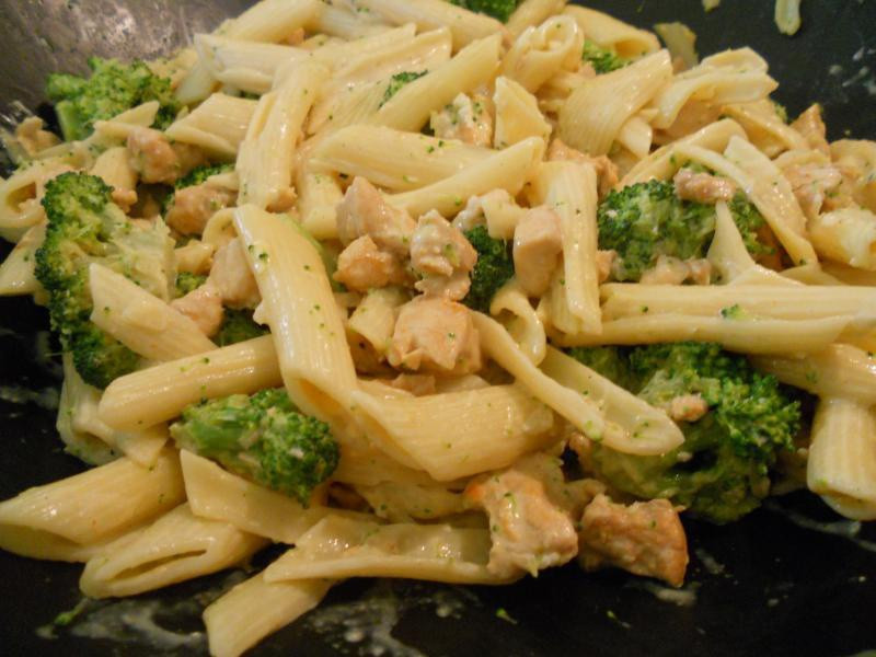 makaron_penne_z_brokulami_w_sosie_smietanowym