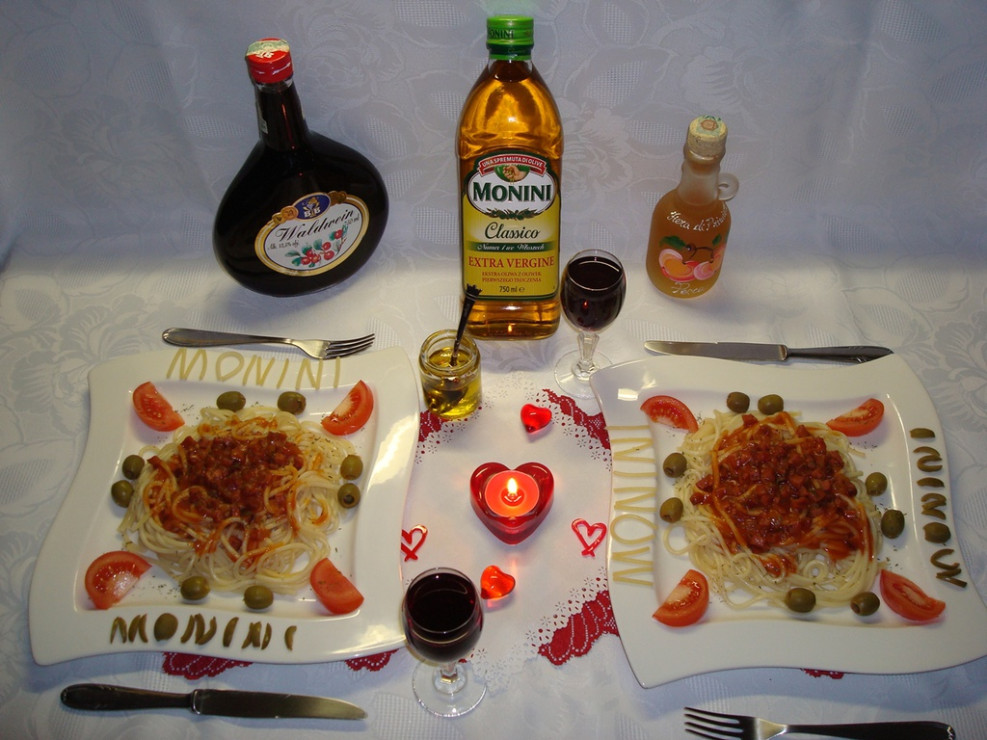 spaghetti_z_podsmazana_kielbaska_i_sosem_pomidorowym