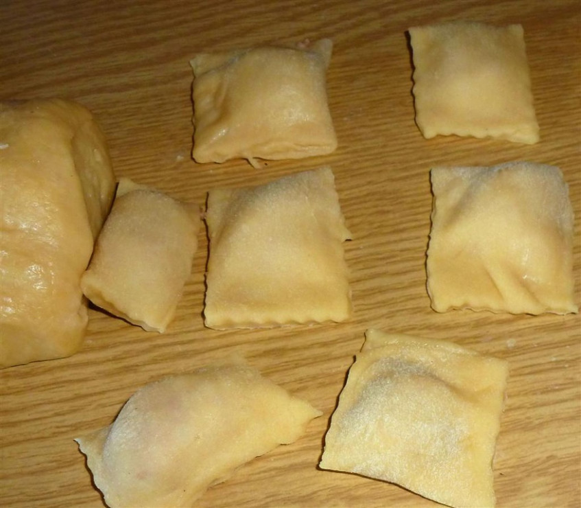 ravioli_pieczarkowe_w_sosie_serowym_z_szynka_i_cebula