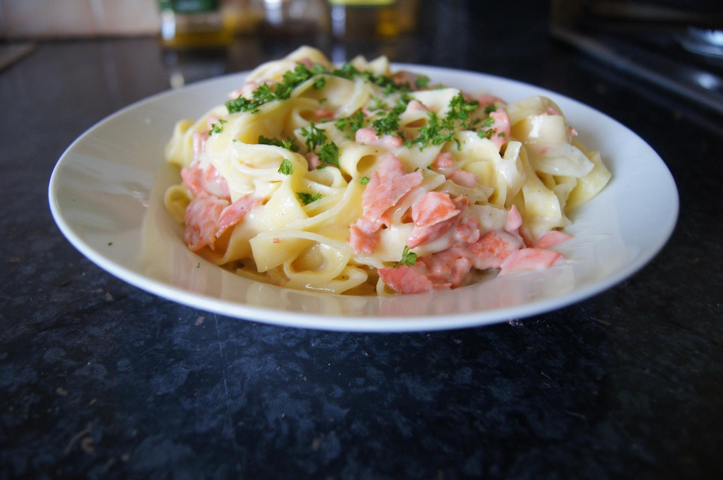 Tagliatelle z wędzonym łososiem