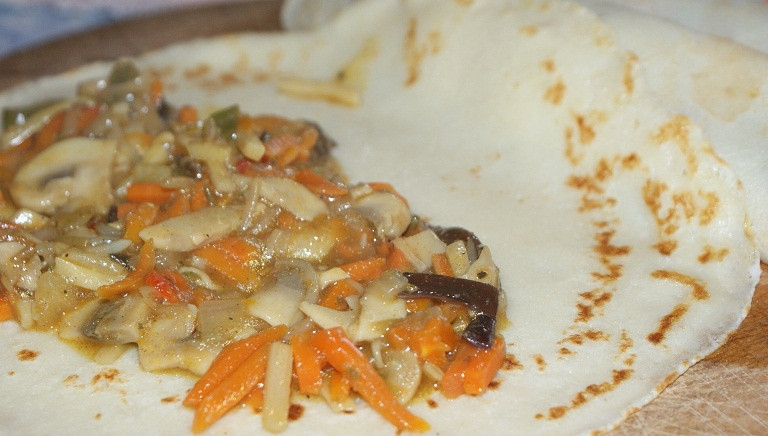 nalesniki_z_chinszczyzna_polane_sosem_czosnkowym