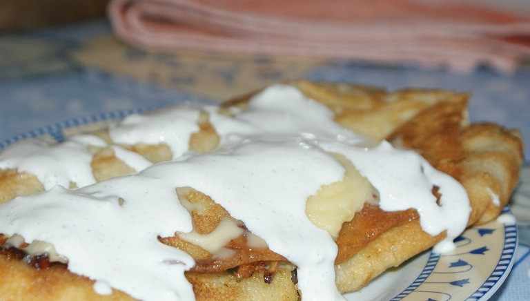 nalesniki_z_chinszczyzna_polane_sosem_czosnkowym