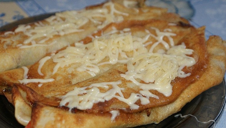 Naleśniki z chińszczyzną polane sosem czosnkowym