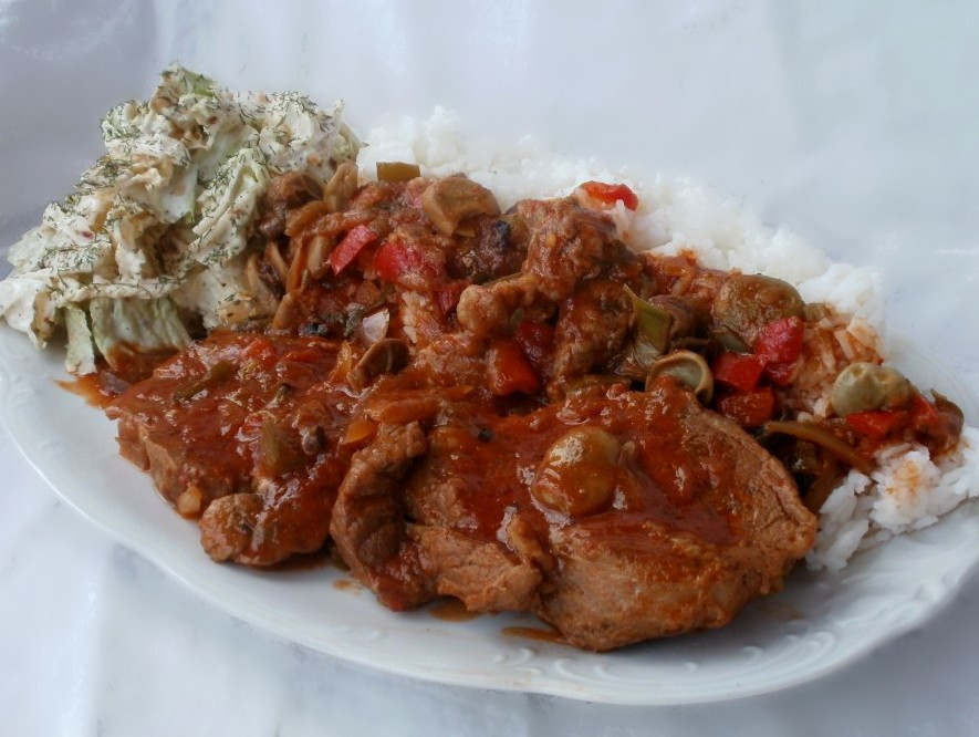 Duszona karkówka z warzywami