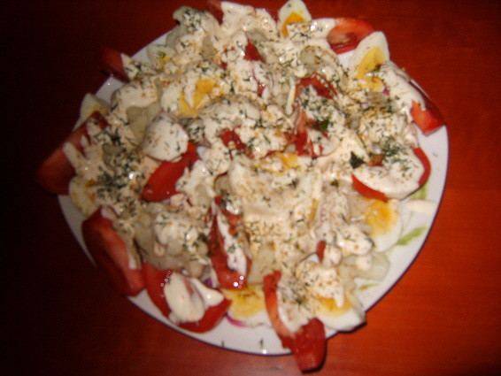 salatka_z_kalafiorem_pomidorem_i_jajkiem