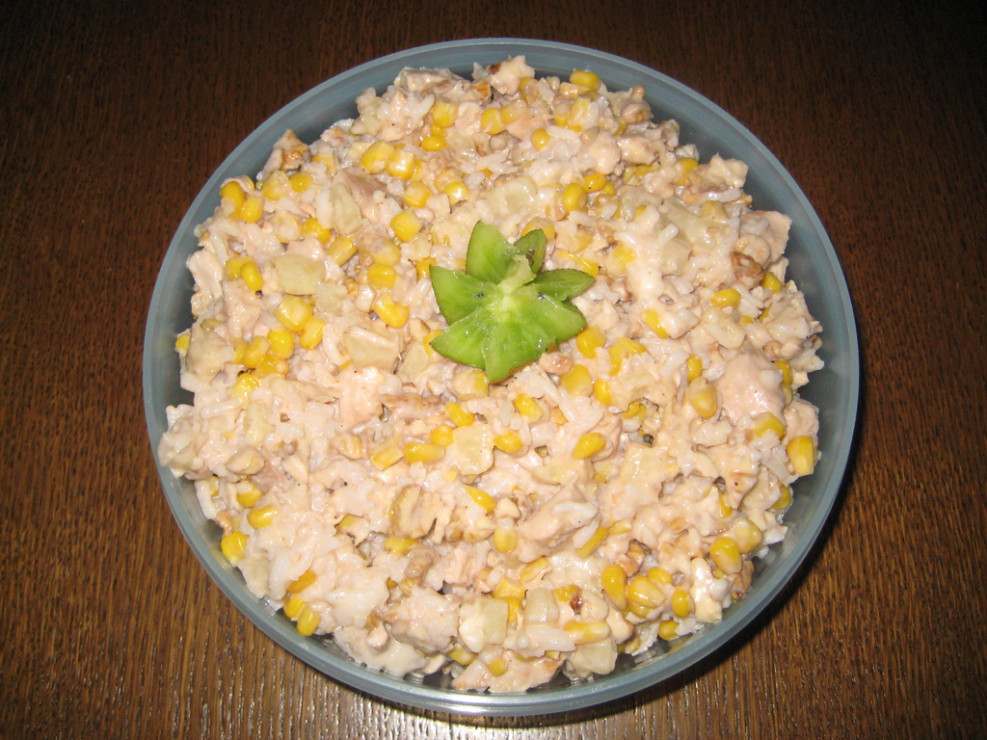 Salatka z kurczakiem i orzechami.