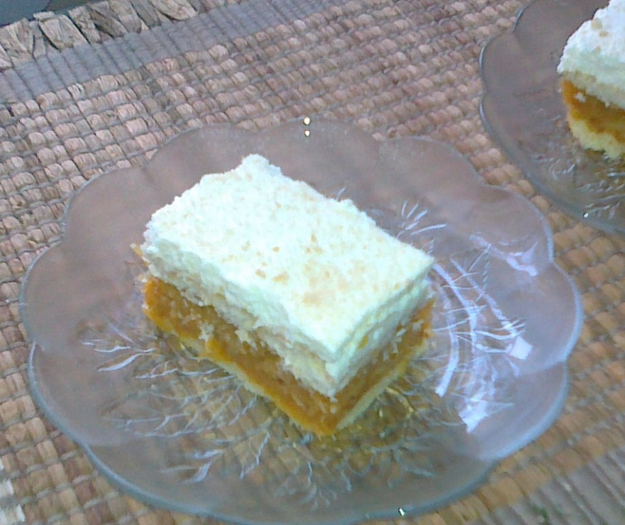 Biszkopt z jabłkami i bitą śmietaną