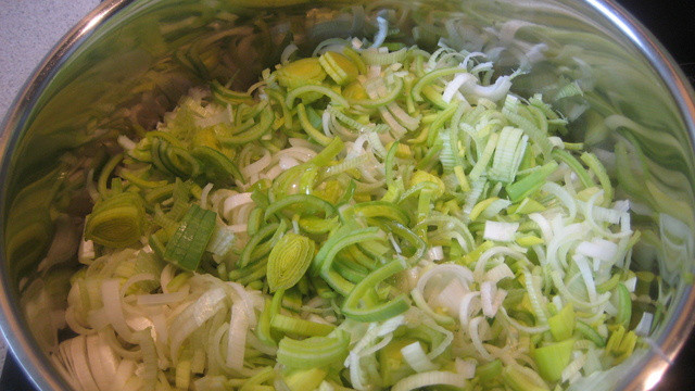 Serowo-porowo-pieczarkowa  zupa z miesem mielonym