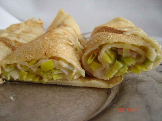 Zapiekane naleśniki z porem i szynką