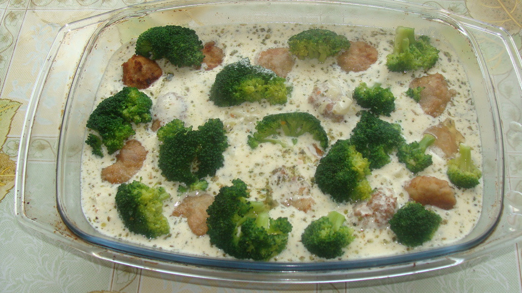 Pulpety zapiekane w sosie śmietanowym z brokułami