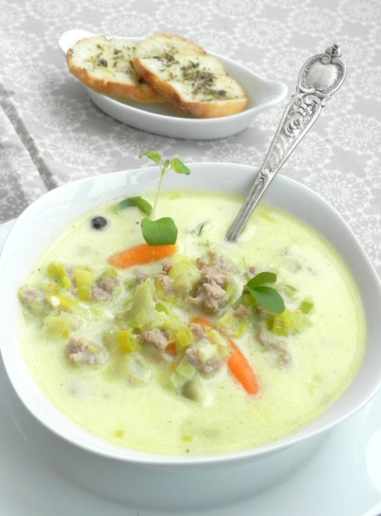 Zupa z pora z serkiem i mięsem mielonym