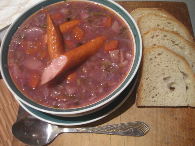 Zupa z czerwoną kapustą