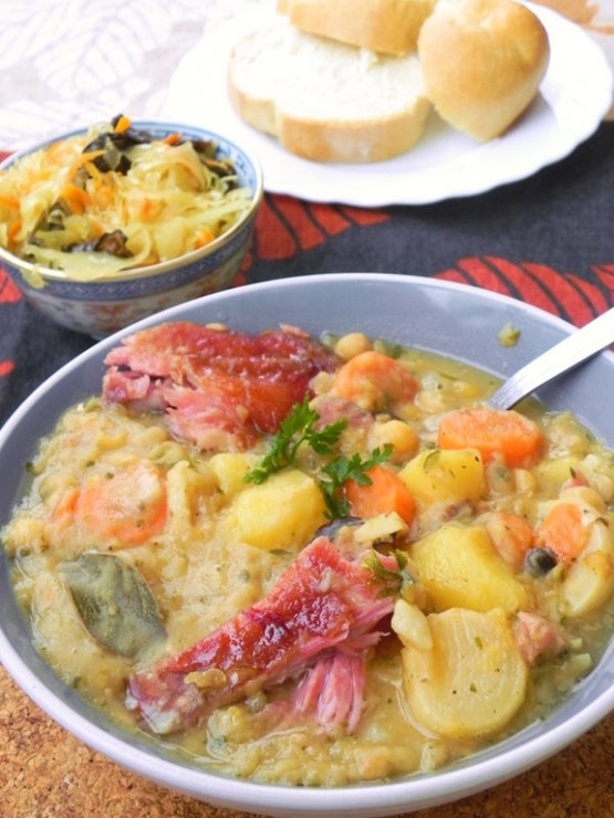 Grochówka świąteczna z kapustą na wędzonce