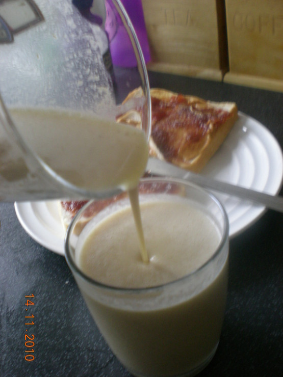 Smoothie z banana z maslem orzechowym