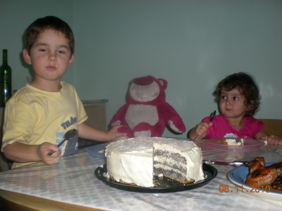 tort_makowy_z_kremem_z_bialej_czekolady