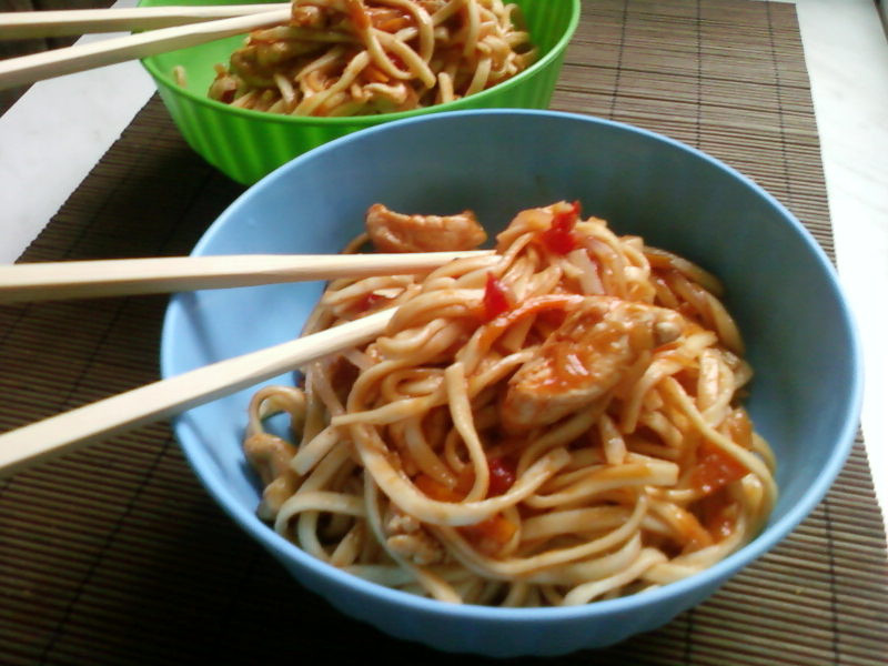 Makaron w sosie słodko kwaśnym